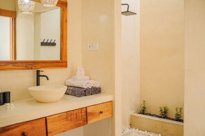 Douche, sèche-cheveux, serviettes fournies, papier toilette