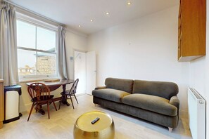 Living area - Bright 2BR Wimbledon Home Near Centre Court & Tube (London)