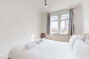 2 bedrooms, iron/ironing board, free WiFi, bed sheets - Bright 2BR Wimbledon Home Near Centre Court & Tube (London)