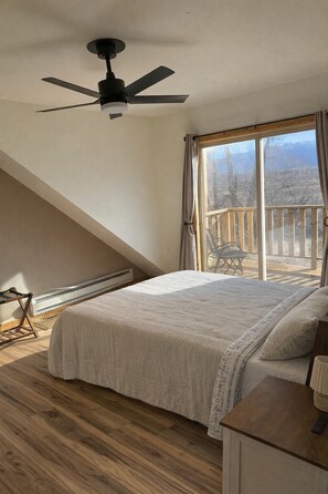 2 habitaciones, escritorio y tabla de planchar con plancha 