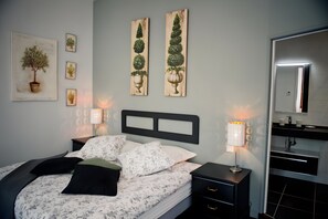 Tabla de planchar con plancha, wifi, ropa de cama