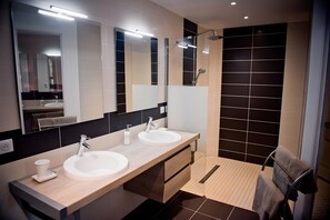 Shower, hair dryer, towels - Large Charming House La Rivière, Heated Pool, Sleeps 15 (Calvignac)