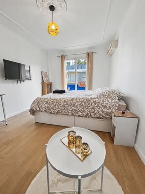 Desk, iron/ironing board, free WiFi - Mimosas Wilson in Antibes - Juan les Pins (Antibes - Juan les Pins)