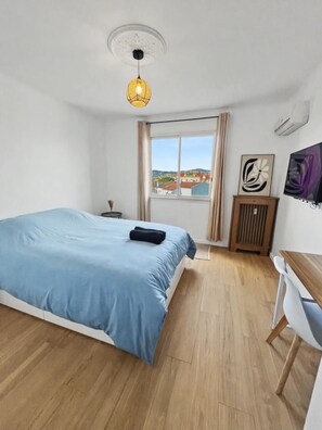 Desk, iron/ironing board, free WiFi - Mimosas Wilson in Antibes - Juan les Pins (Antibes - Juan les Pins)
