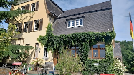Exteriör. Apartment for 2–3 Guests with Wi-Fi in Naunheim