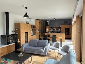 Una Smart TV, una biblioteca de música