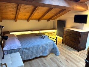 4 bedrooms, desk, iron/ironing board, free WiFi