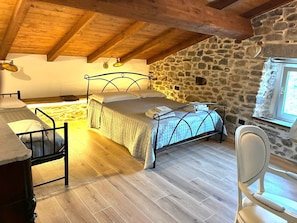 4 bedrooms, desk, iron/ironing board, free WiFi