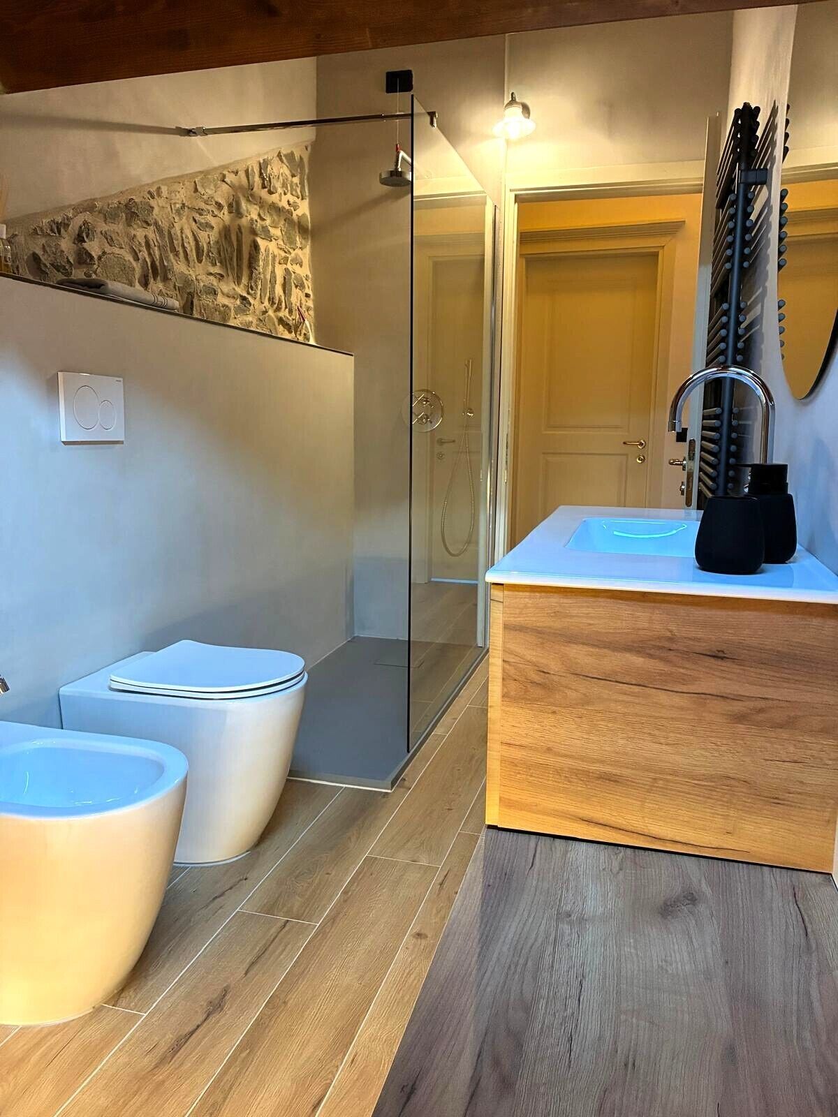 Doccia, asciugacapelli, bidet, asciugamani