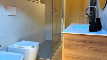 Doccia, asciugacapelli, bidet, asciugamani