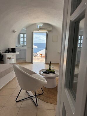 Living area - Caldera Whisper Caves (Santorini)