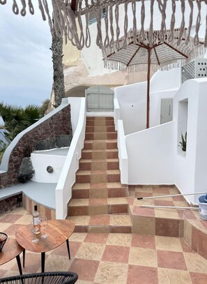 Property grounds - Caldera Whisper Caves (Santorini)