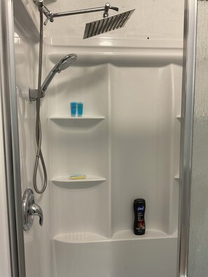 Secadora de cabello, toallas, jabón, papel de baño 