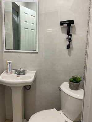Bathroom - Lamor's Place (Fort Lauderdale)