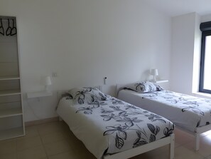 Tabla de planchar con plancha, wifi, ropa de cama