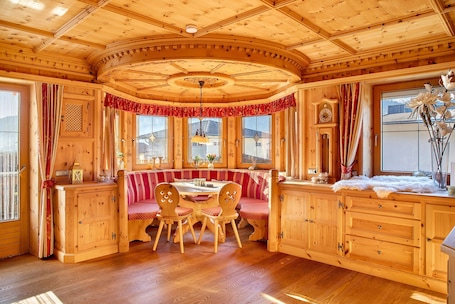Restaurantes. Holiday Home 'Haus Hart Im Zillertal' with Mountain View, Shared Terrace and Wi-Fi