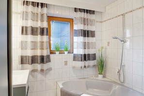 Dusche, Haartrockner, Handtücher