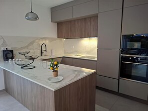 Private kitchen - Modern Villa with Provencal Charm (Saint-Raphaël)