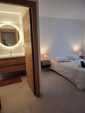 Internet, bed sheets - Modern Villa with Provencal Charm (Saint-Raphaël)