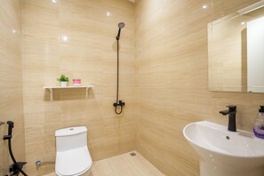 Dusche, kostenlose Toilettenartikel, Haartrockner, Hausschuhe