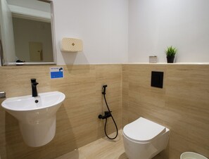 Dusche, kostenlose Toilettenartikel, Haartrockner, Hausschuhe