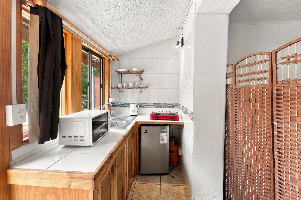 Cabaña (03) | Cocina privada | Refrigerador, microondas y utensilios de cocina