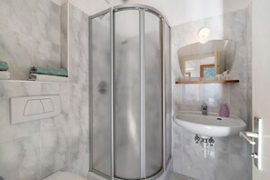 Shower, hair dryer, towels - Room 'Mayrhof Lavendelzimmer' with Mountain View, Shared Garden and Wi-Fi (San Pancrazio)