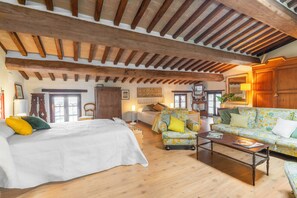3 bedrooms, bed sheets - Vana Hills House - Three Bedroom House, Sleeps 8 (Monteriggioni)