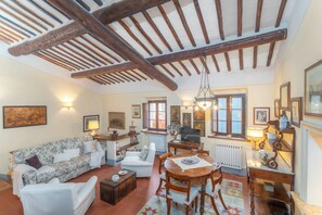 TV, fireplace - Vana Hills House - Three Bedroom House, Sleeps 8 (Monteriggioni)