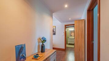 Departamento Confort, balcón, vista a la ciudad | Interior