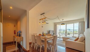 Comfort-Apartment, Balkon, Stadtblick | Speisen