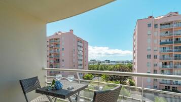 Apartemen Comfort, balkon, pemandangan kota | Tempat makan outdoor