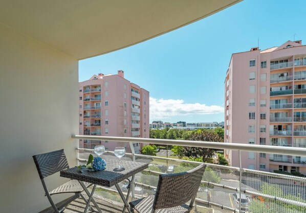 Comfort-Apartment, Balkon, Stadtblick | Speisen im Freien