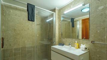 Apartemen Comfort, balkon, pemandangan kota | Kamar mandi