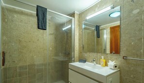 Căn hộ tiện nghi đơn giản, ban công, quang cảnh thành phố | Phòng tắm