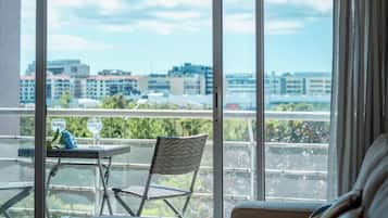 Comfort Apartment, Balcony, City View | Living area