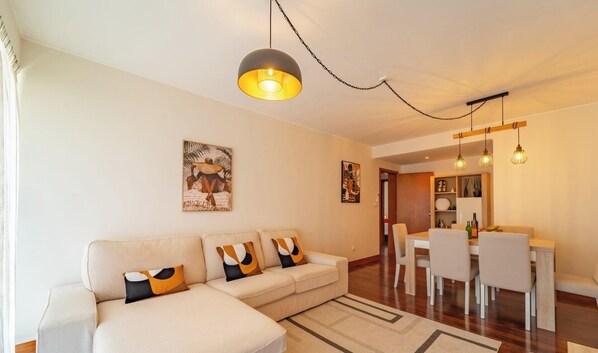 Comfort-Apartment, Balkon, Stadtblick | Wohnbereich | Flachbildfernseher