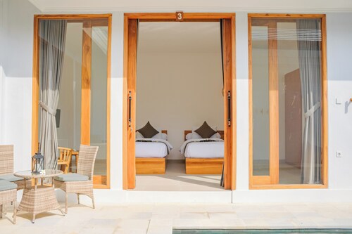 Dolphin 4 – Deluxe Twin Room in New Villa on Lovina Beach