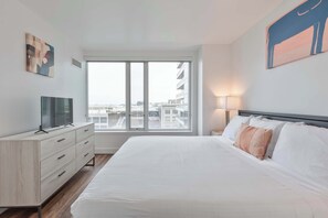 Desk, iron/ironing board, WiFi, bed sheets - Modern Apt Heart of Seaport (Boston, MA)