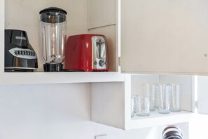 Coffee and/or coffee maker - Tranquil 1-bedroom apartment in a welcoming Pittsburgh neighborhood (Pittsburgh)