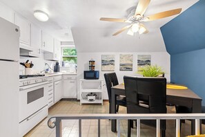 Private kitchen - Tranquil 1-bedroom apartment in a welcoming Pittsburgh neighborhood (Pittsburgh)