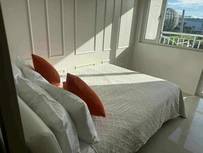 Een strijkplank/strijkijzer, wifi, beddengoed