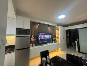 Interior - Chic Retreat 1Br condo w/Balcony  Overlooking MOA (Pasay City)