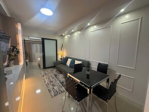 TV - Chic Retreat 1Br condo w/Balcony  Overlooking MOA (Pasay City)