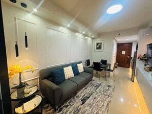 TV - Chic Retreat 1Br condo w/Balcony  Overlooking MOA (Pasay City)