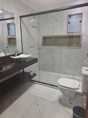 Superior Suite | Bathroom | Shower, towels