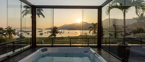 Outdoor spa tub