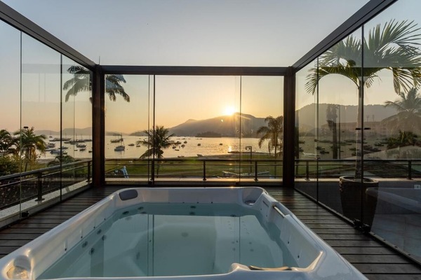 Outdoor spa tub