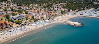 Giardino, terrazzo fronte mare posto auto