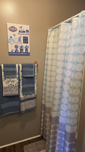 Interior - Cozy Country Cottage in enchanting Statesboro with AC (Statesboro)